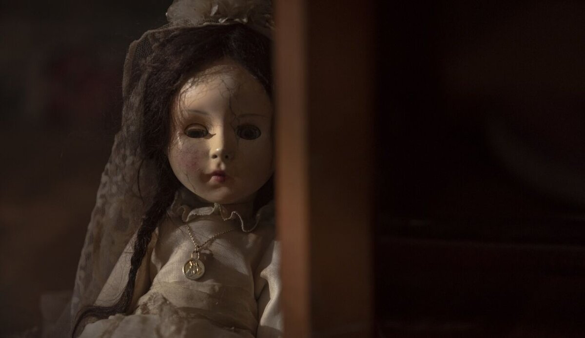 Кукла для причастия - отсылка к страшилкам с разнообразными куклами