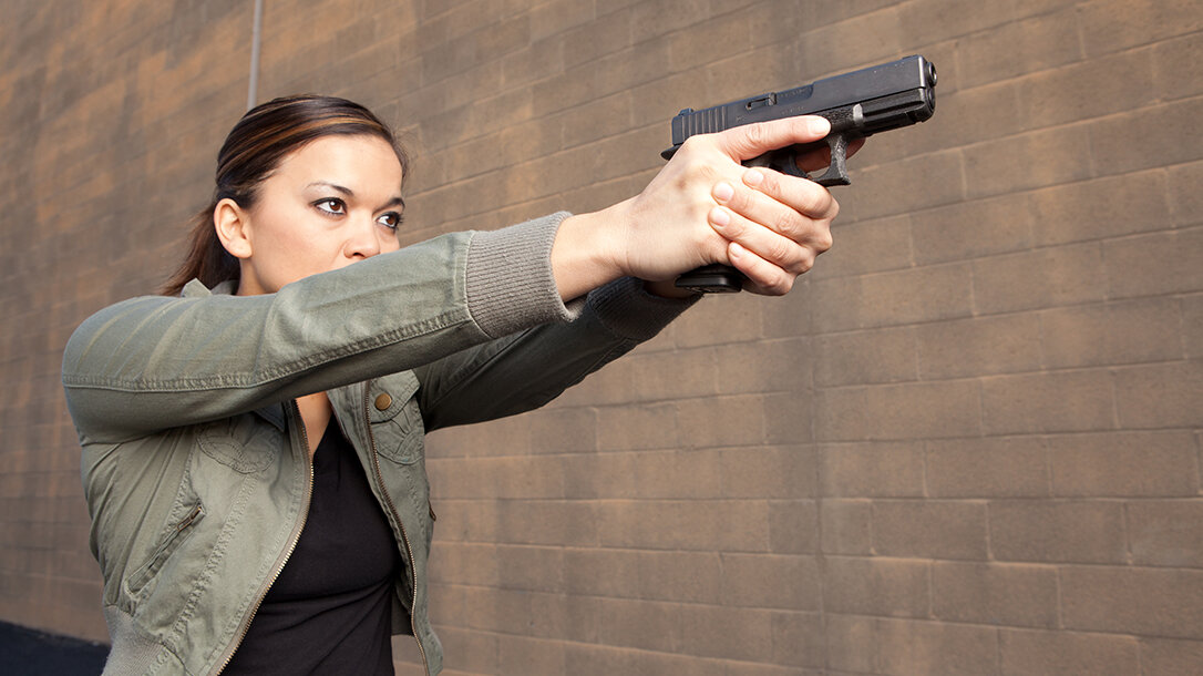 К чему снится стрельба по людям. Megan Glock. Женская рука с пистолетом. Глок стрельба.