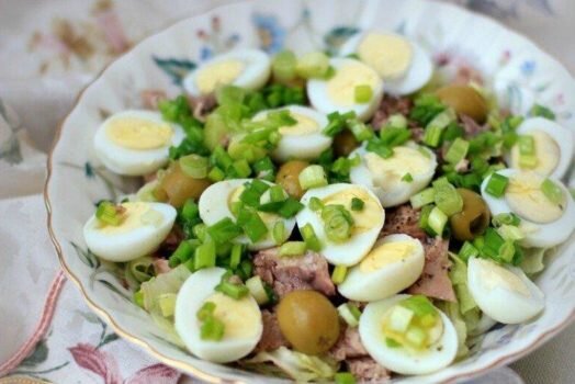 Ингредиенты для салата из тресковой печени с яйцом и сыром