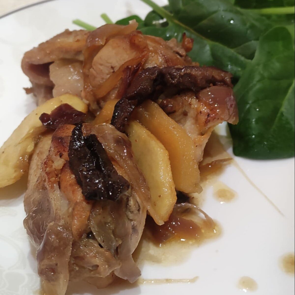    Кролик с яблоками и черносливом в горчично-медовом соусе