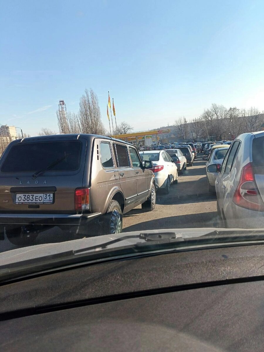Очереди на заправках, возникшие сразу после начала событий этого дня.