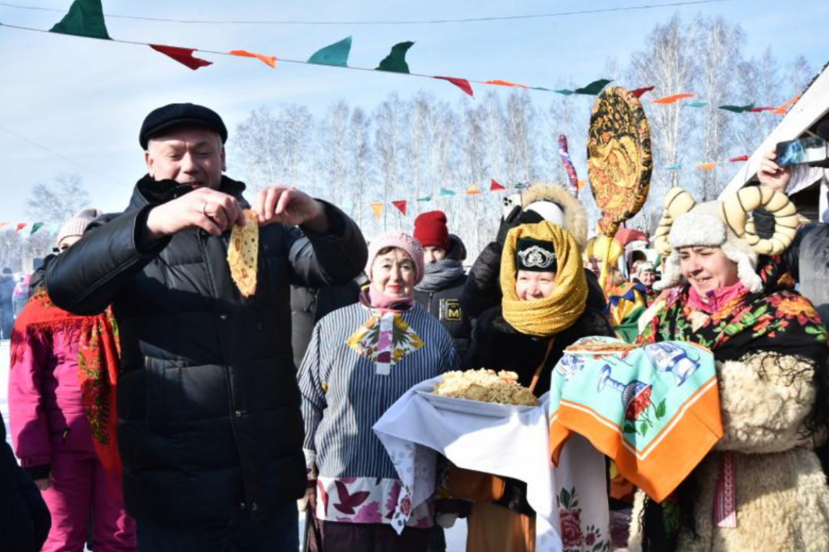    Губернатор Новосибирской области Травников попробовал блины на Масленице