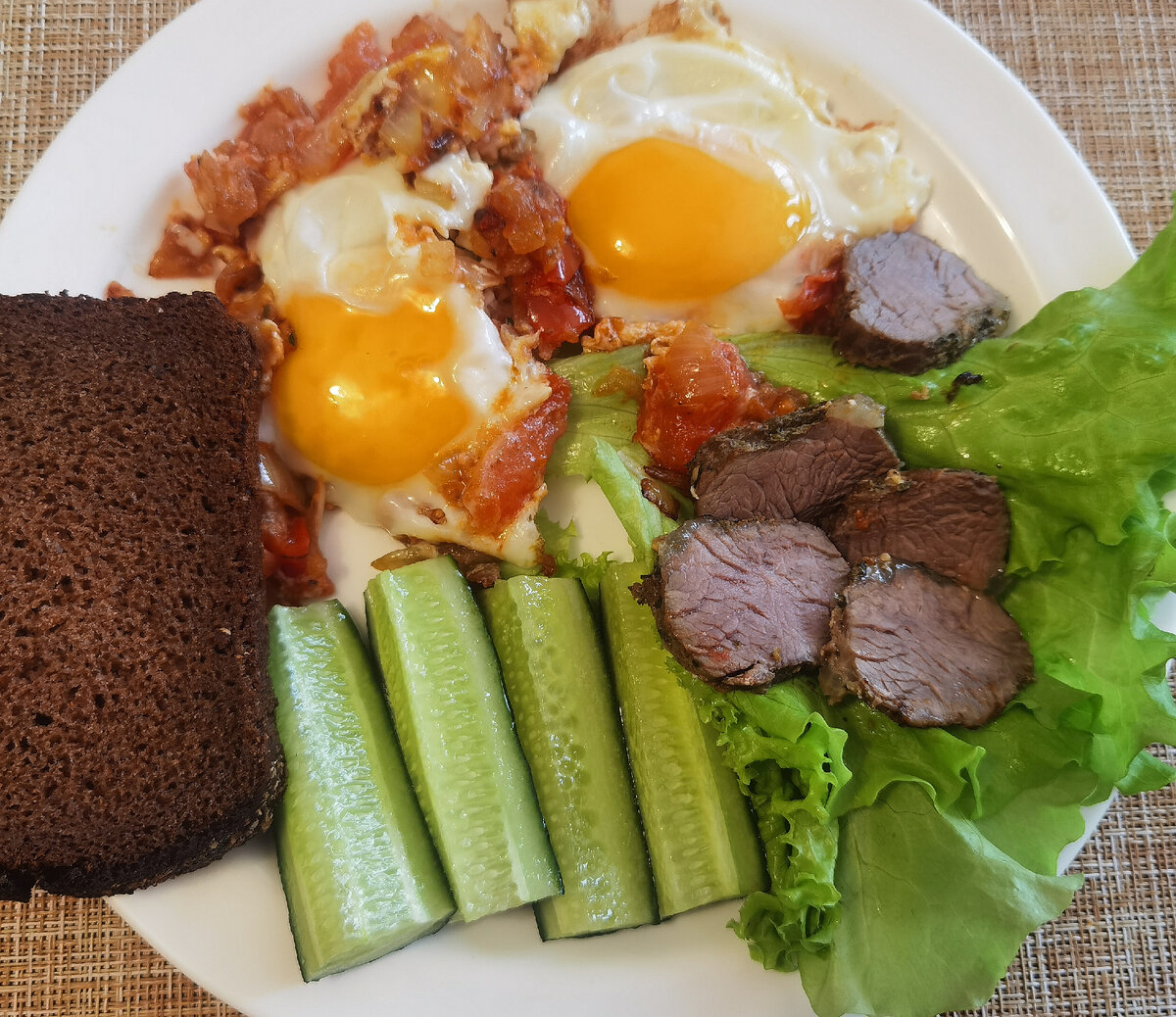 Завтрак: глазунья, овощи и говядина