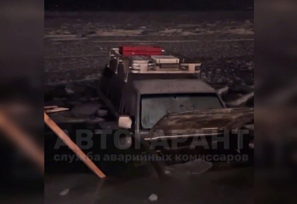     Из салона спасенного внедорожника выливается вода, любопытные операторы ищут рыбу.  принтскрин видео.