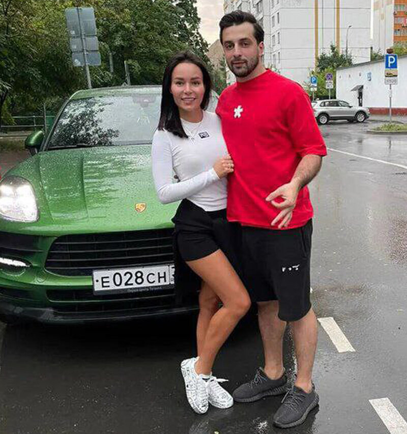    Яна и Даниил Вовченко с тем самым PorscheСоцсети Яны Вовченко