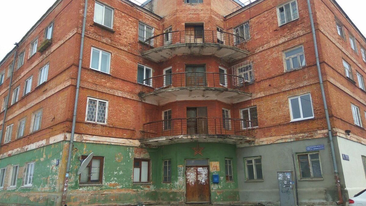     В Казани 73 дома, признанных объектами культурного наследия, нуждаются в капремонте. Однако на это нет денег. И нет решения проблемы.