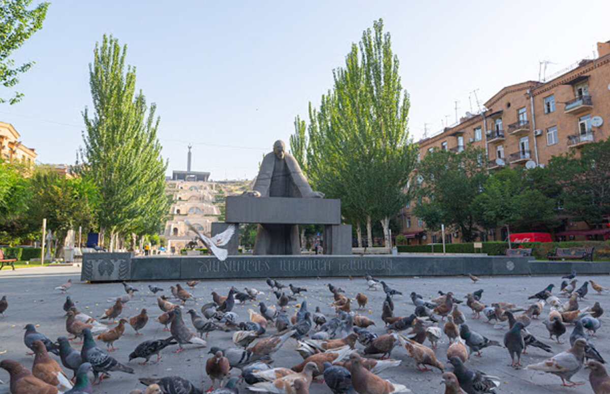Памятник Таманяну в Ереване. Основание еревана