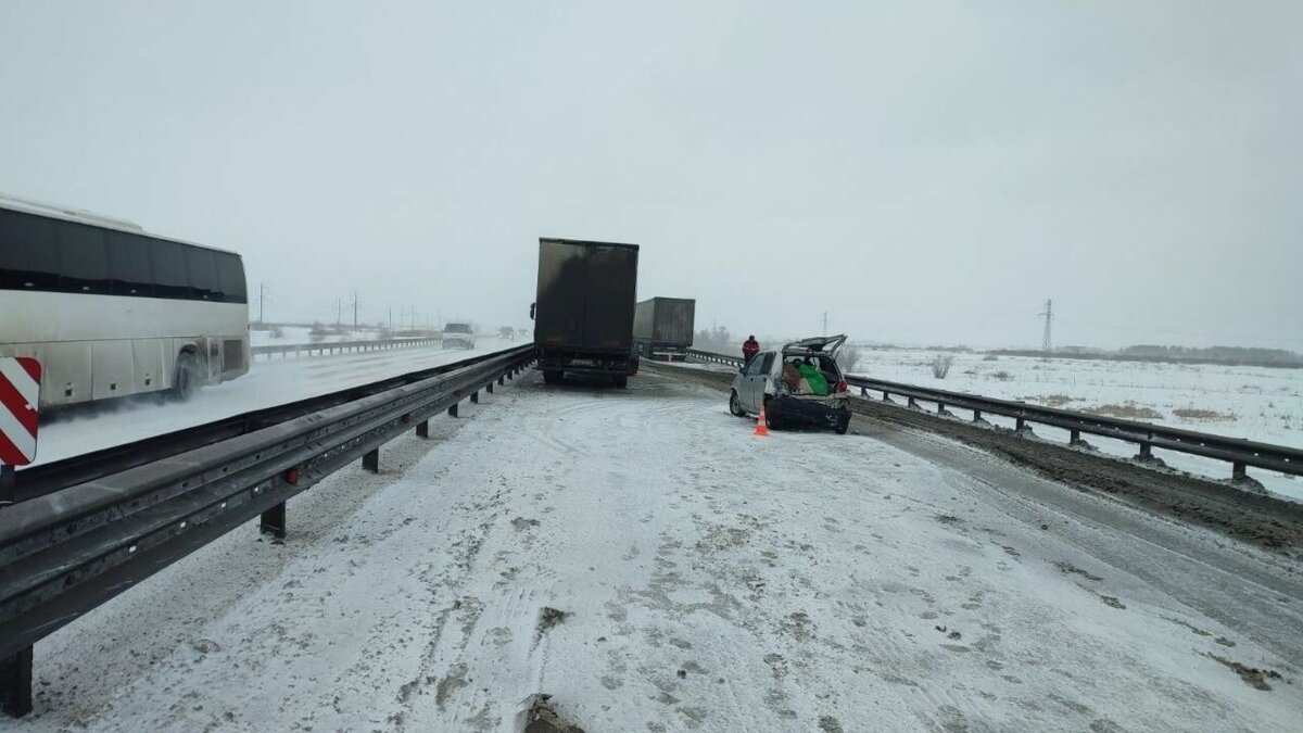     По данным пресс-службы ГИБДД, дорожная обстановка на трассе Тюмень - Омск в Ялуторовском и Заводоуковском районах обострилась. Здесь произошло 3 ДТП, пострадали четыре человека.