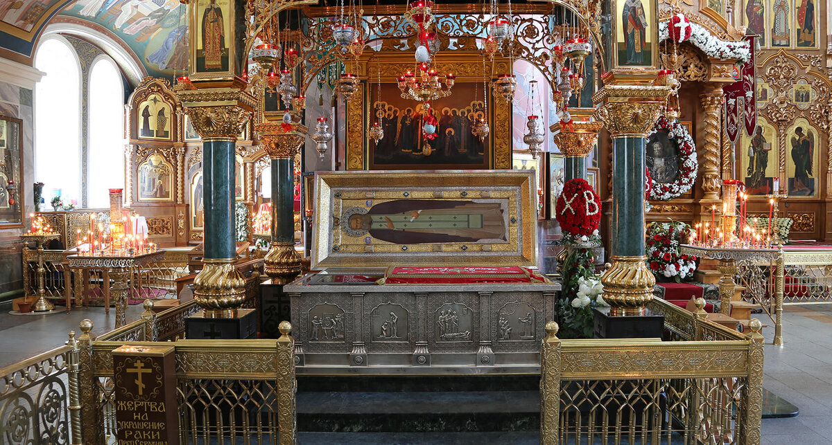 Рака с мощами Преподобного Серафима Саровского в Свято-Троицком храме обители.