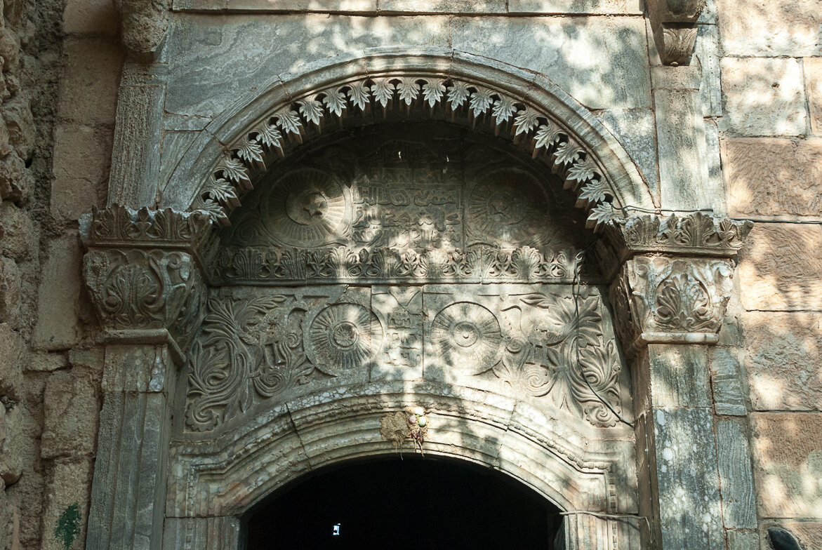 Архитектурный тимпан входной двери в езидское святилище Лалеш (фото из арабских СМИ)