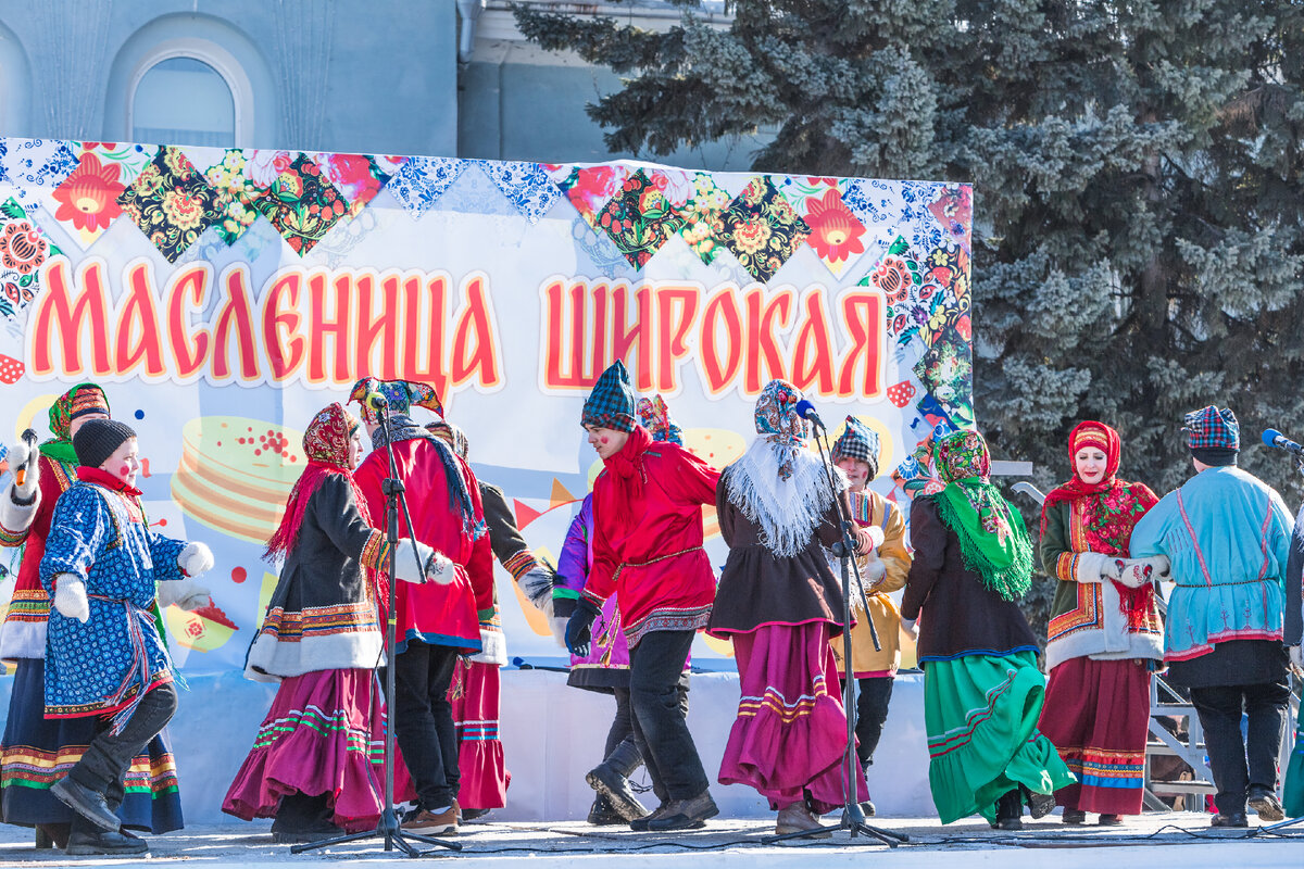 Народные гуляния на Масленицу. Масленица ярмарочные домики. Масленица Бердск. Масленица на Вятке.