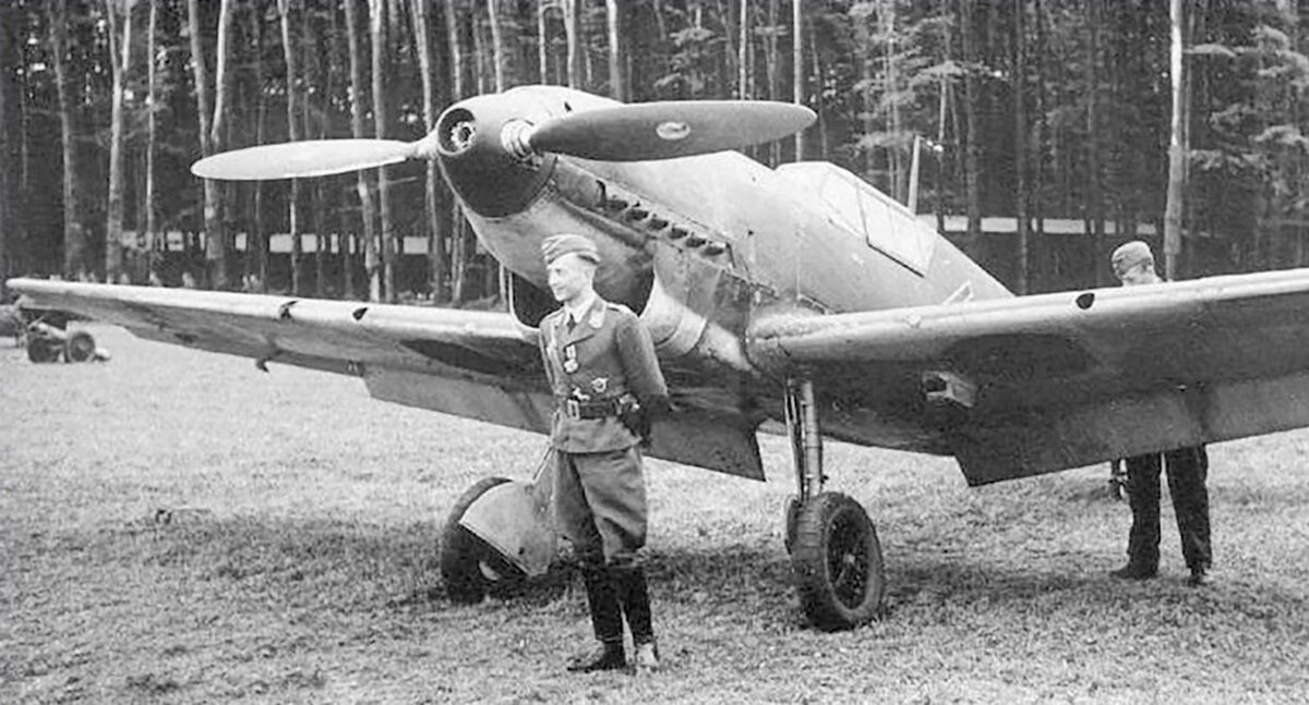 Лейтенант Хартманн Грассер из 3-го штаффеля истребительной эскадры ZG 52 фотографируется возле самолета "Мессершмитт" Bf-109D после завершения церемонии награждения Железным Крестом II класса. Германия, аэродром Библис, 17 сентября 1939 года.