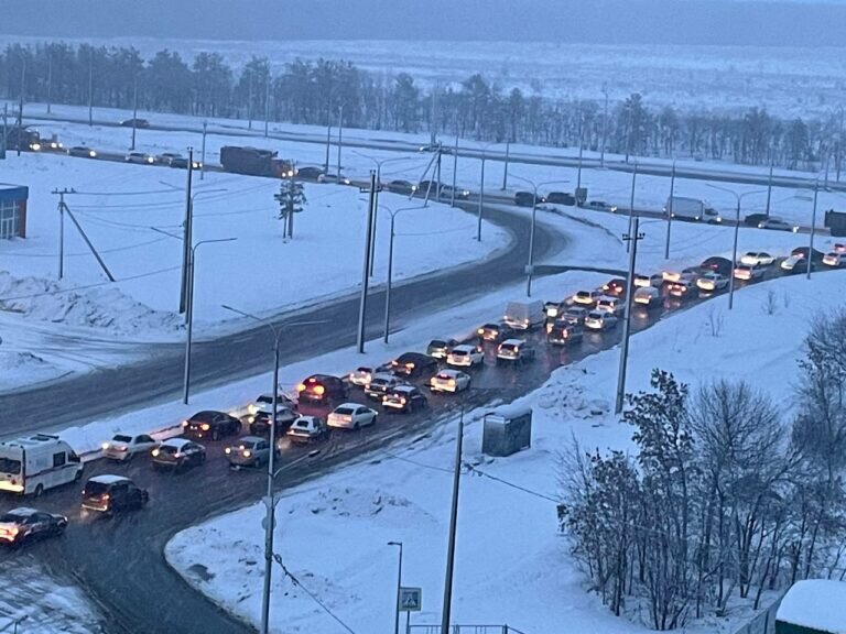    Гололед и мокрый снег вновь «сковали» движение на улицах Оренбурга Андрей Севостьянов