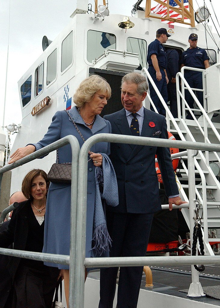 До сих пор Чарльз смотрит на Камиллу влюбленными  глазами