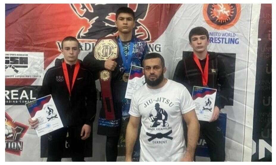    Видади Марданов рядом с победителями на Кубке Дагестана по грэпплингу. Фото: соцсети Видади Марданова