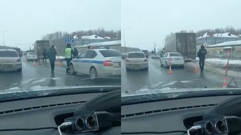     В областной столице на Объездной дороге 28 февраля произошло столкновение патрульного автомобиля ГИБДД и грузовика, сообщается в паблике «Авто Тюмень – ДТП». На место аварии прибыли пять автомобилей ДПС.