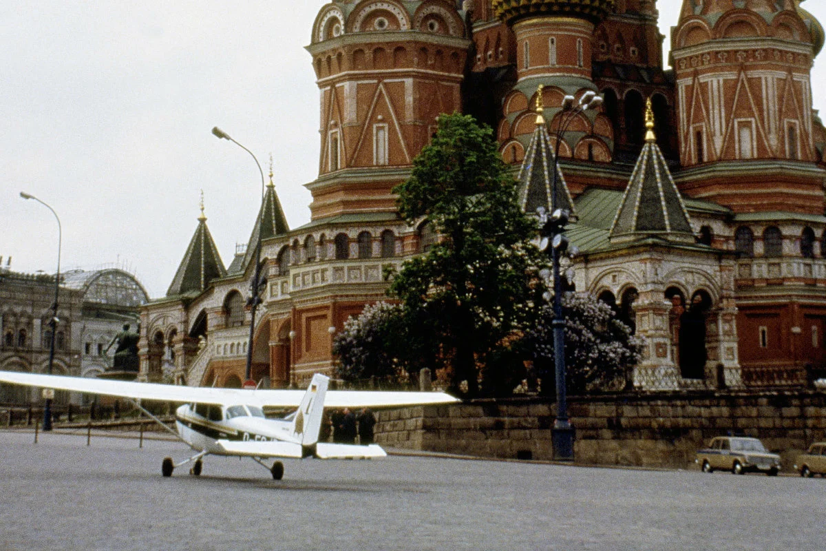 Самолет на красной площади 1987 в москве. Маттиас Руст на красной площади 1987. Матиас Руст приземлился на красной площади. Руст Матиас посадка на красной площади. Матиас Руст самолет в Москве.