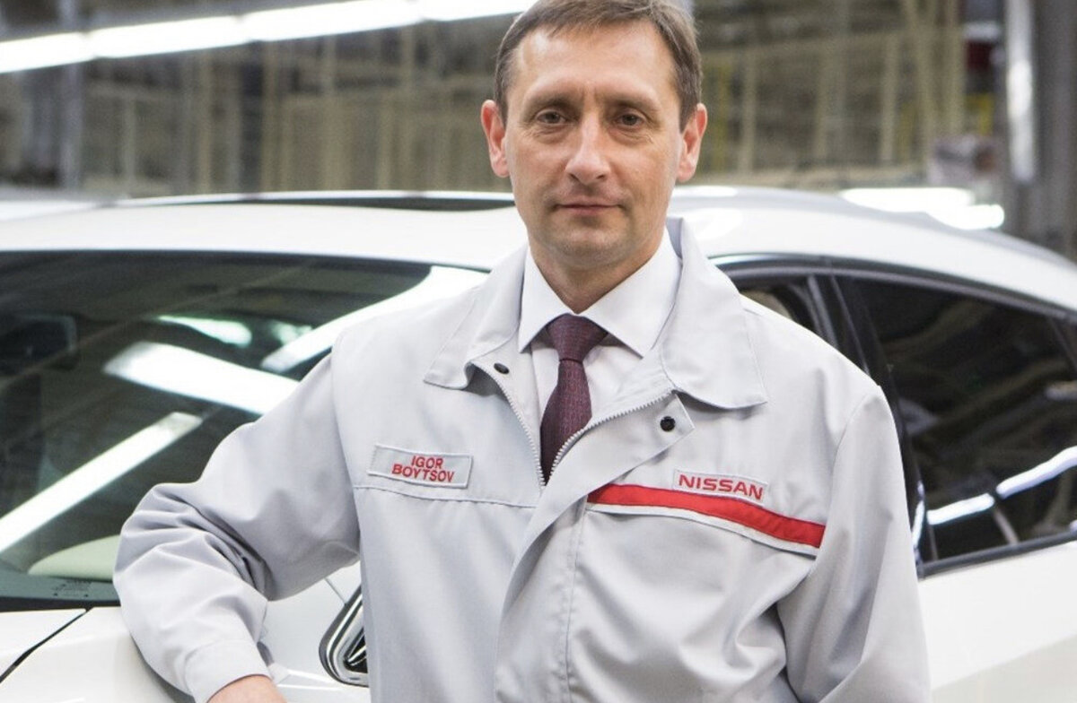 Новым главой департамента автомобильной промышленности и железнодорожного машиностроения Минпромторга РФ стал Игорь Бойцов, бывший генеральный директор российского автозавода Nissan Manufacturing Rus, об этом 27 февраля со ссылкой на свои источники в ведомстве сообщает телеграм-канал «Русский автомобиль».

Игорь Бойцов по образованию инженер электронной техники, трудовую карьеру начал в 1994-м на «Северной верфи». В 2000-м перешел в автопром — до 2005-го руководил цехом окраски на всеволожском заводе Ford Motor. В 2005-м возглавил проект запуска производства Ford Focus II в РФ. Через год перешел на предприятие Toyota Motor в Шушарах, где дорос до заместителя директора по производству и руководителя проекта по выпуску Toyota Camry. В 2013-2017 годах — генеральный директор завода Renault Россия, в 2017-2021-м — генеральный директор российского завода Nissan.

Минпромторг РФ пока не сообщил официально о назначении главой автомобильного департамента Игоря Бойцова. В 2017-2022-м этим подразделением руководил Денис Пак, за время его работы автопром перешел от режима промсборки к специальным инвестиционным контрактам (СПИКам).