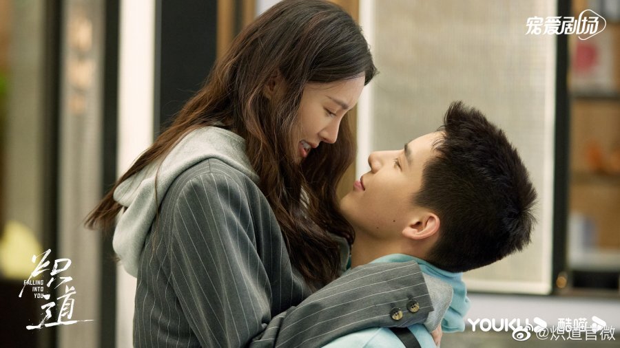 Влюбляясь в тебя/Пылающая дорога. Китай, 2022, 26 серий