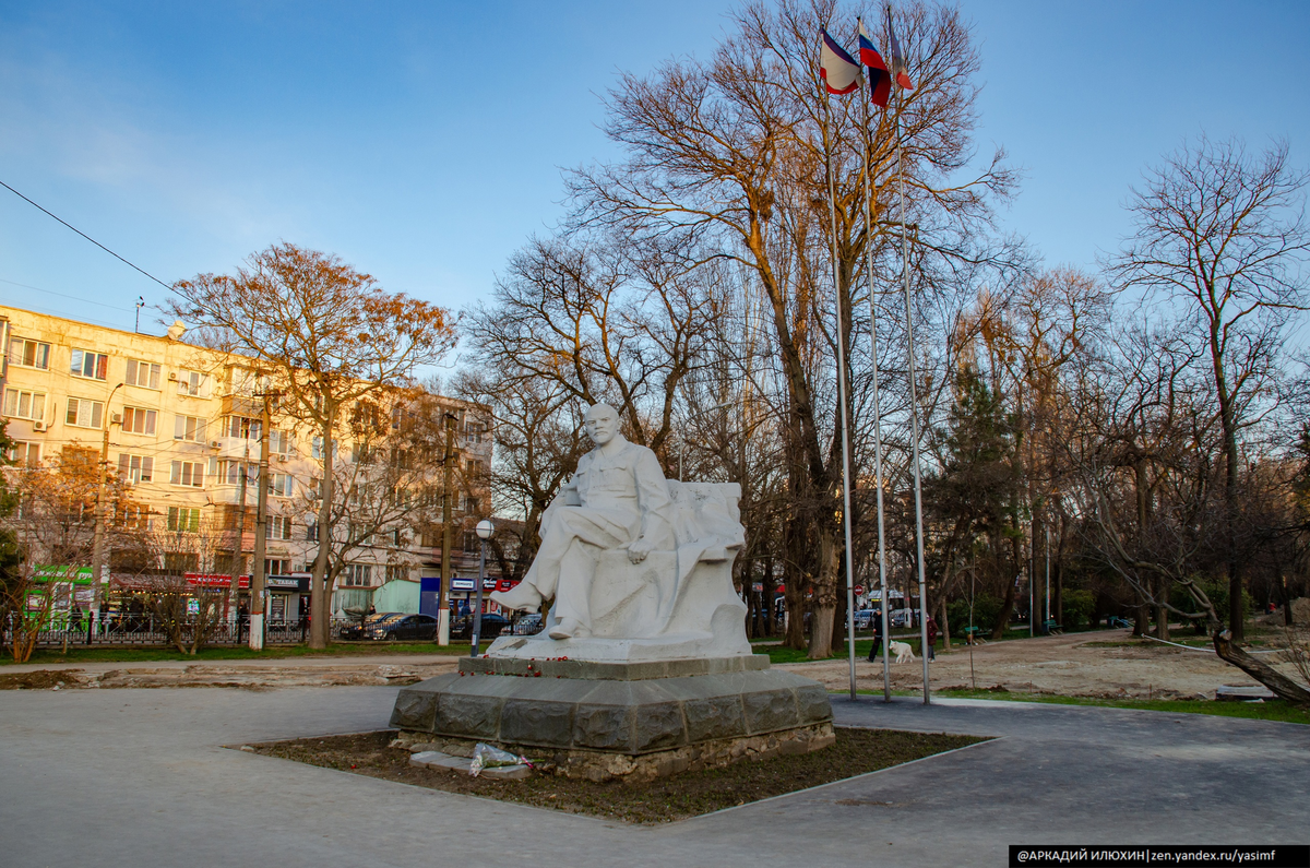 Памятник ленин и сталин на скамейке