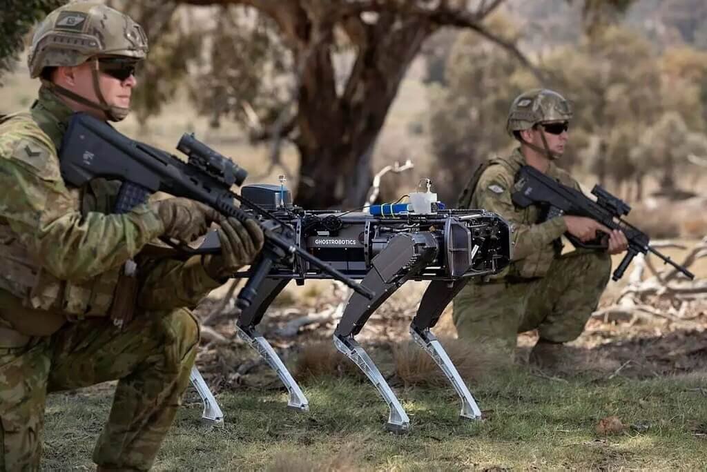 Несмотря на футуристический внешний вид и компактность, буллпапы (на фото Steyr AUG) не смогли заместить штурмовые винтовки классической компоновки в абсолютном большинстве боеспособных армий мира. Показателен пример Китая, который прекратил процесс перевооружения армии на собственный буллпап QBZ-95 на основании полученного опыта эксплуатации и занялся разработкой новой «классики» (QBZ-191)