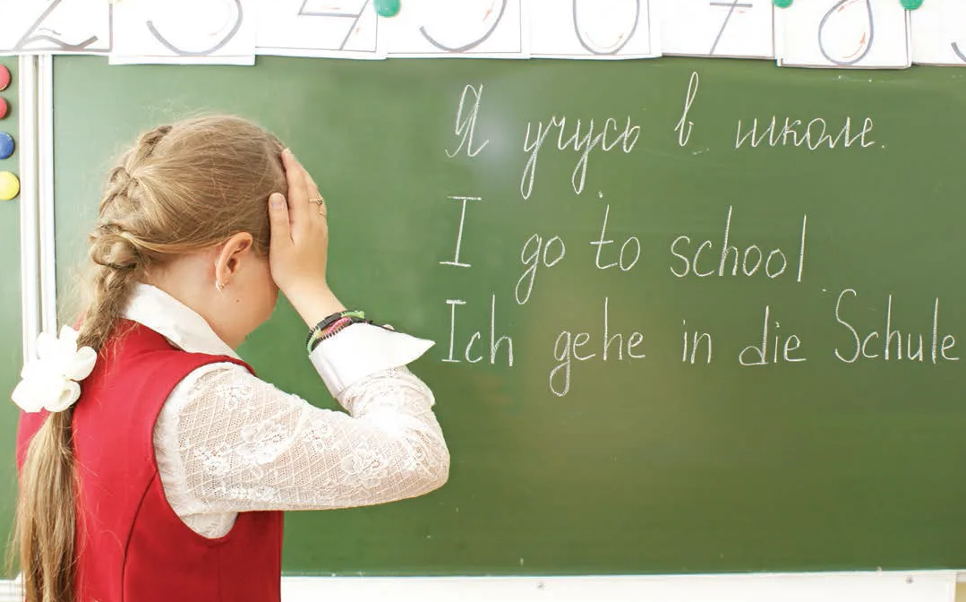 ученики в школе. младшие школьники. английская школа. английский для школьников. школа английского языка для детей.