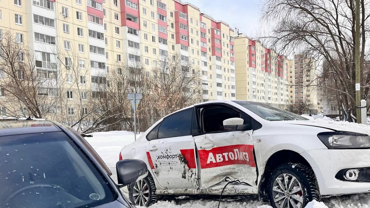     В Тобольске на улице Кондинской столкнулись автомобили «Тойота» и «Фольксваген». По данным паблика «Типичный Тобольск», обе машины получили серьёзные повреждения.