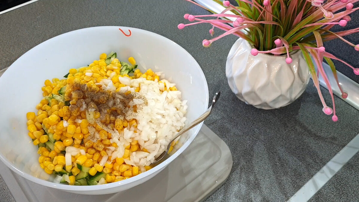 Салат с крабовыми палочками, капустой и огурцом без кукурузы