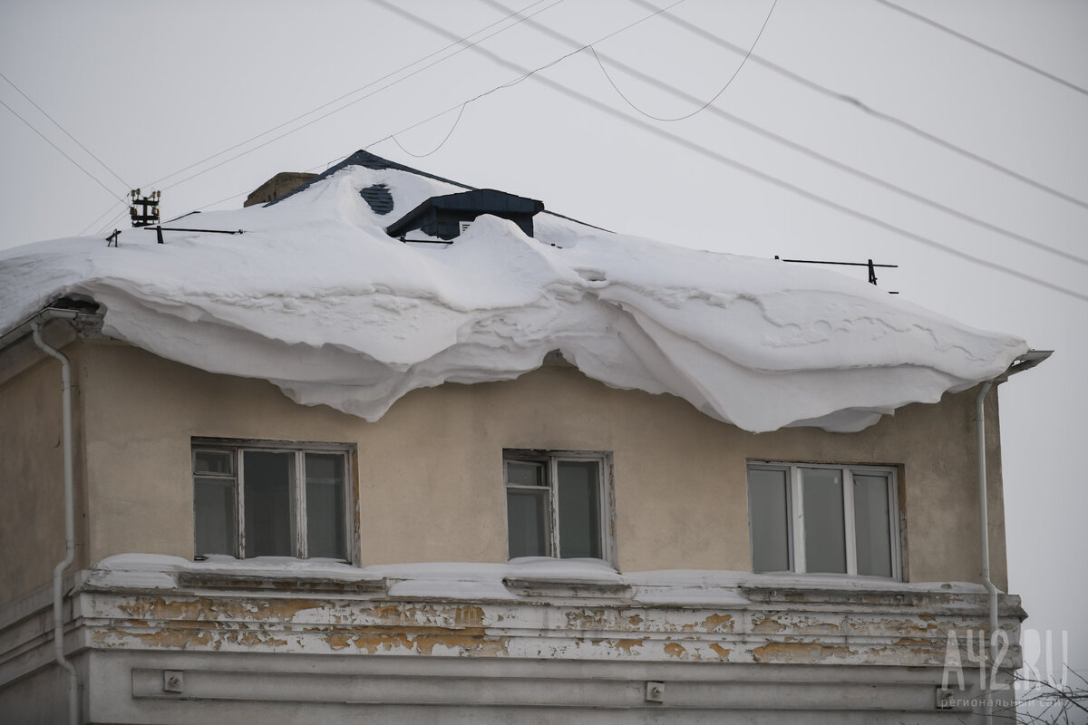 Падение снега с крыши дома