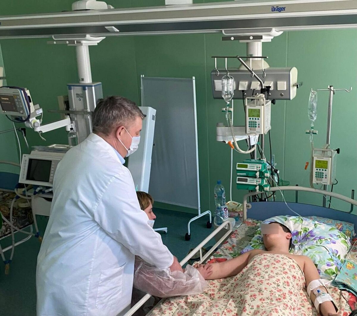    Мальчика Федора, который спас двух девочек, навестили мама и губернатор Брянской области