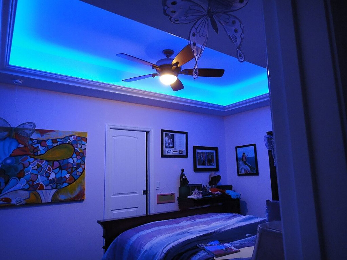 Светодиодная лампа в комнату. Комната со светодиодами. Светодиодная подсветка в комнате. Светодиодная лента в комнате. Комната с подсветкой.