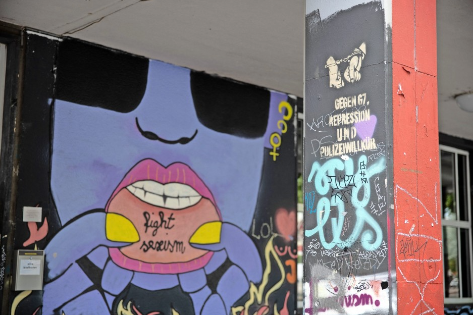 Мурал: стены студенческого дома во Франкфуртском университете популярны как средство свободного самовыражения © Хельмут Фрике