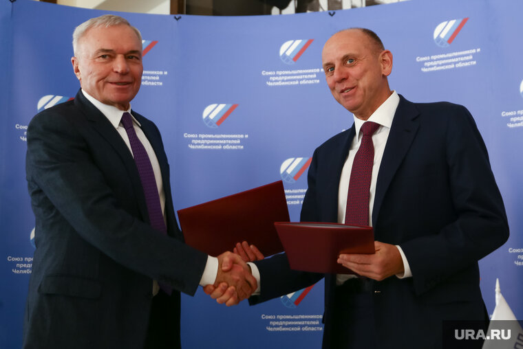    Подписи под документом поставили Виктор Рашников (слева) и Дмитрий Пумпянский (справа)