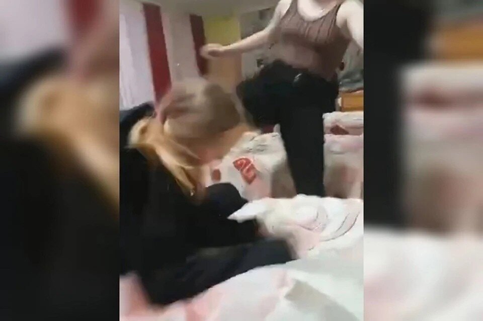     Девочки подрались в Североуральском интернате. Фото: скриншот видео