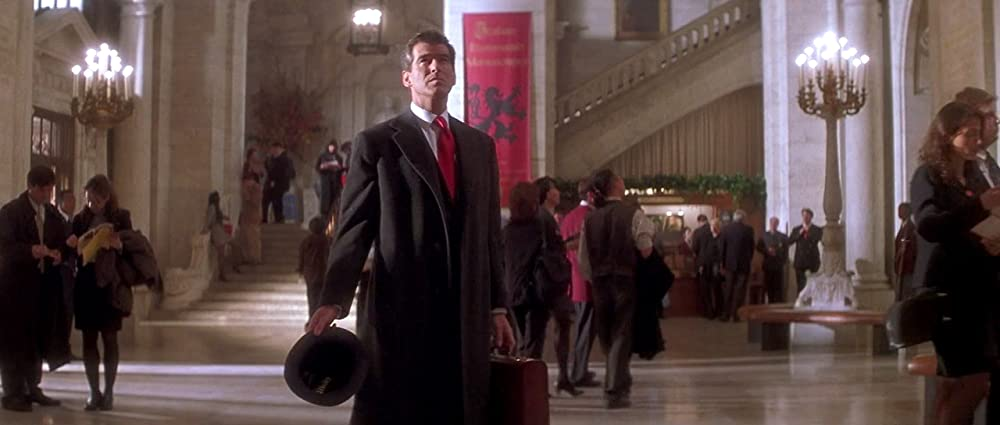 Кадр из фильма The Thomas Crown Affair. Режиссер: Джон МакТирнан. Оператор: Том Пристли мл. Производство: Irish DreamTime, Metro-Goldwyn-Mayer (MGM), United Artists. Показ в России: Ист-Вест