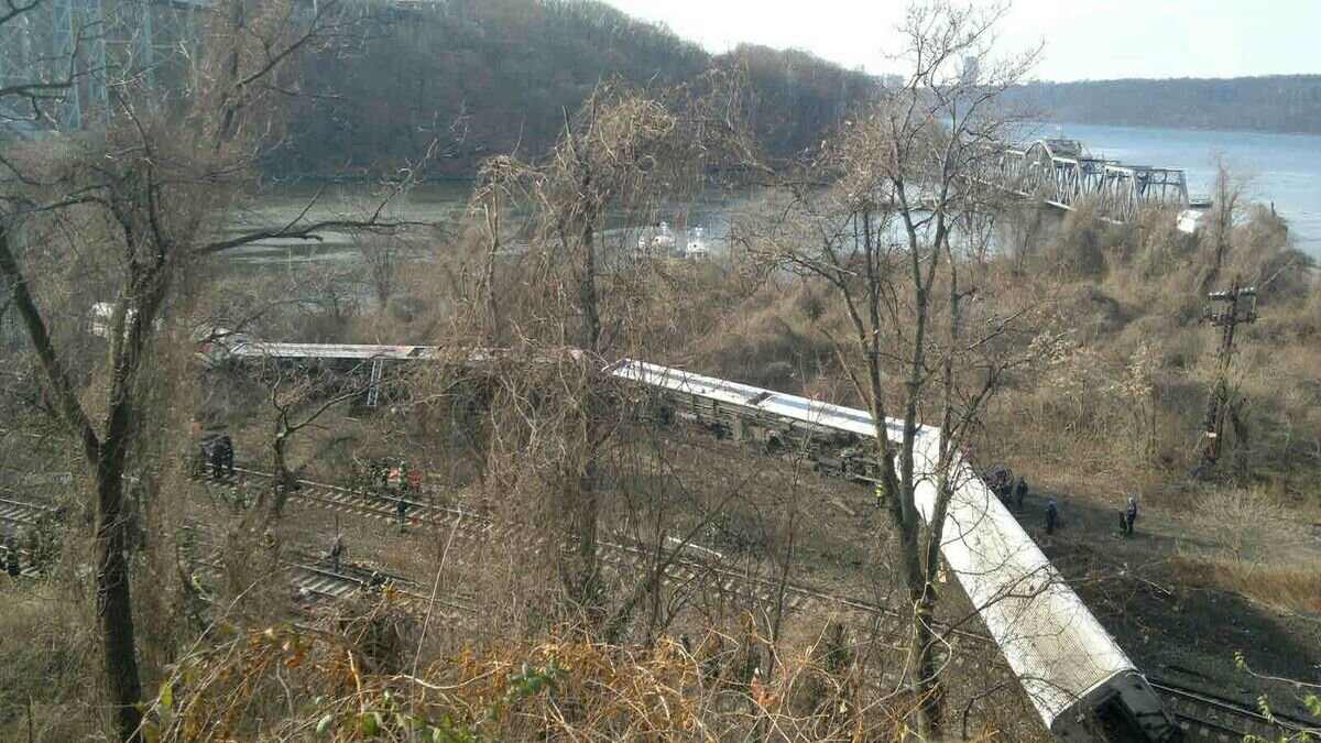    Место крушения поезда в Нью-Йорке© РИА Новости / Иван Захарченко