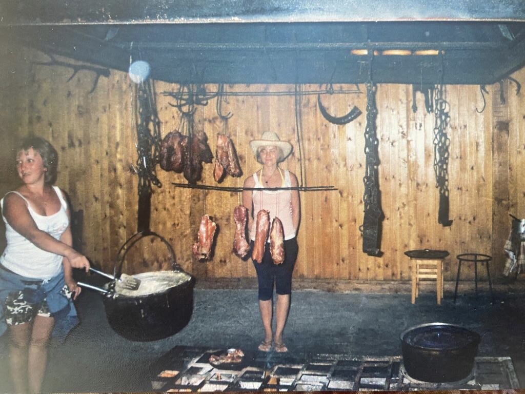 Апацха. В котле варится мамалыга, куски коптящегося мяса на углях. 2007 год