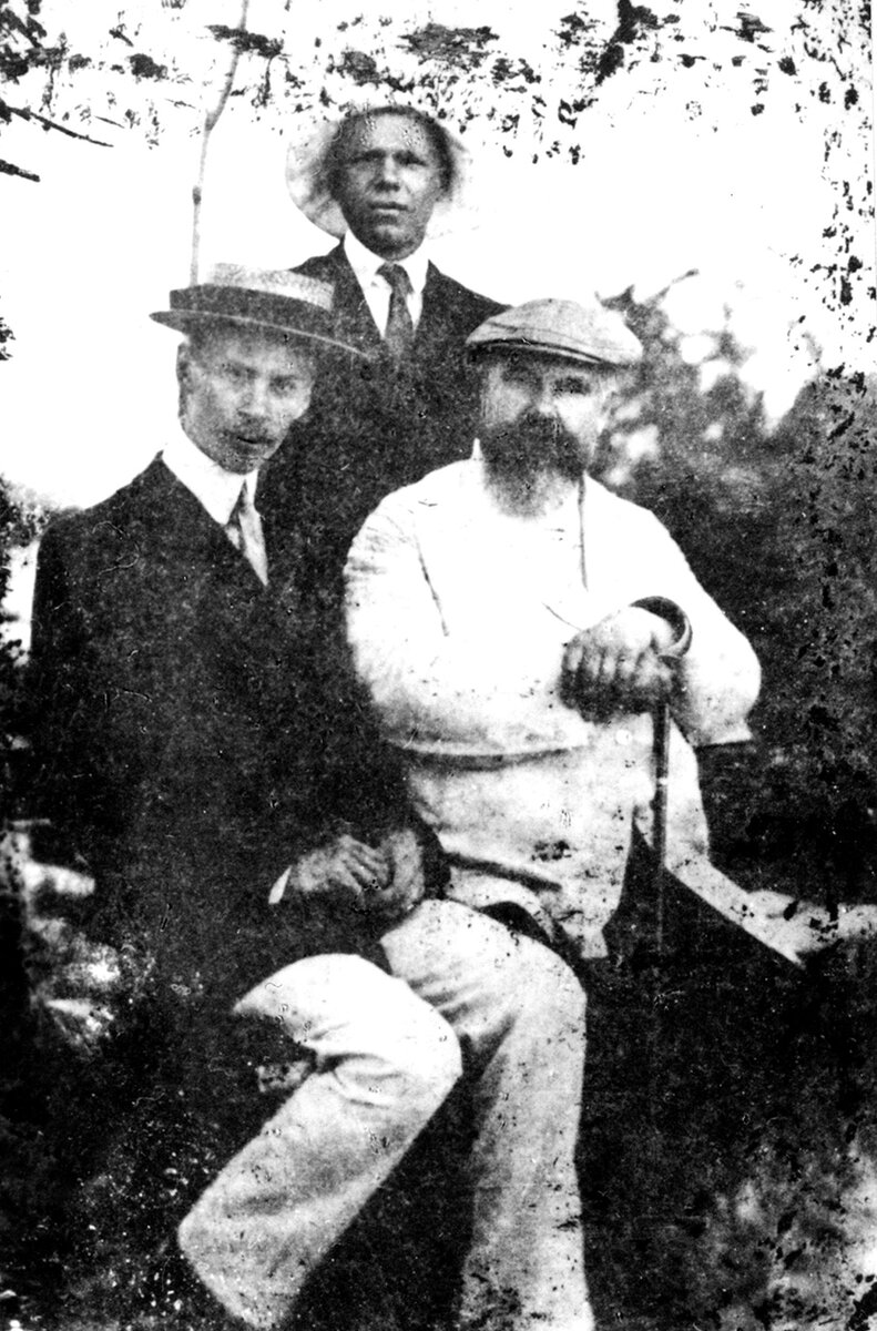 С. Прокофьев и С. Танеев (сидят), П. Васильев (стоит). Пятигорск, 1911 г.