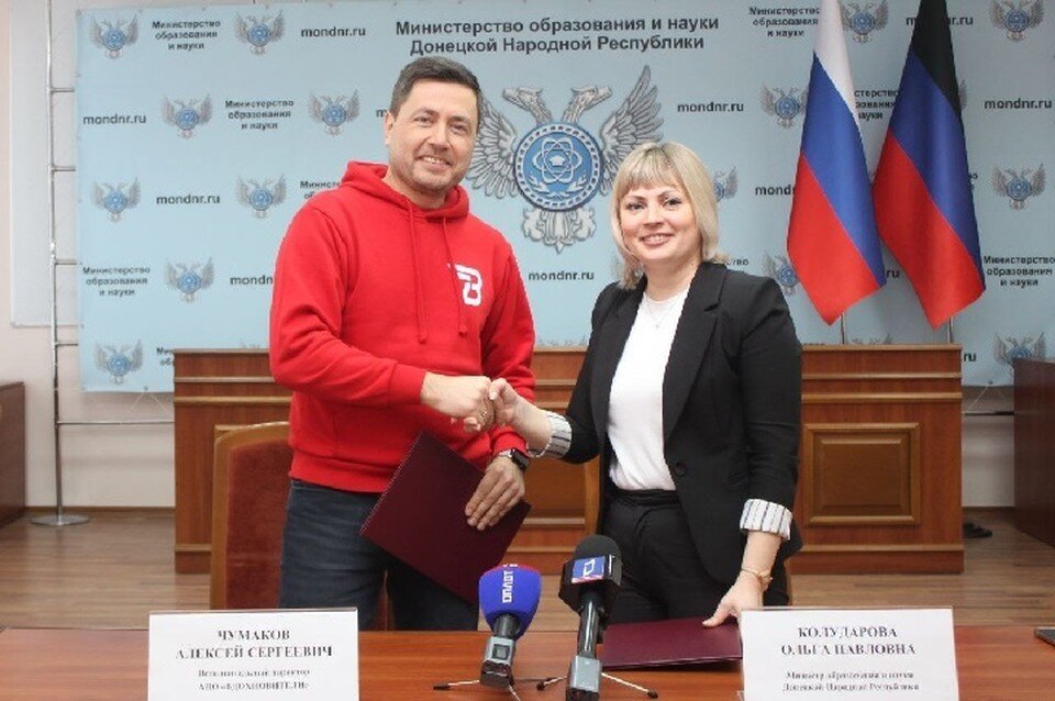     Министр образования и науки ДНР подписала соглашение с директором проекта «Вдохновители». Фото: пресс-служба Минобрнауки Республики