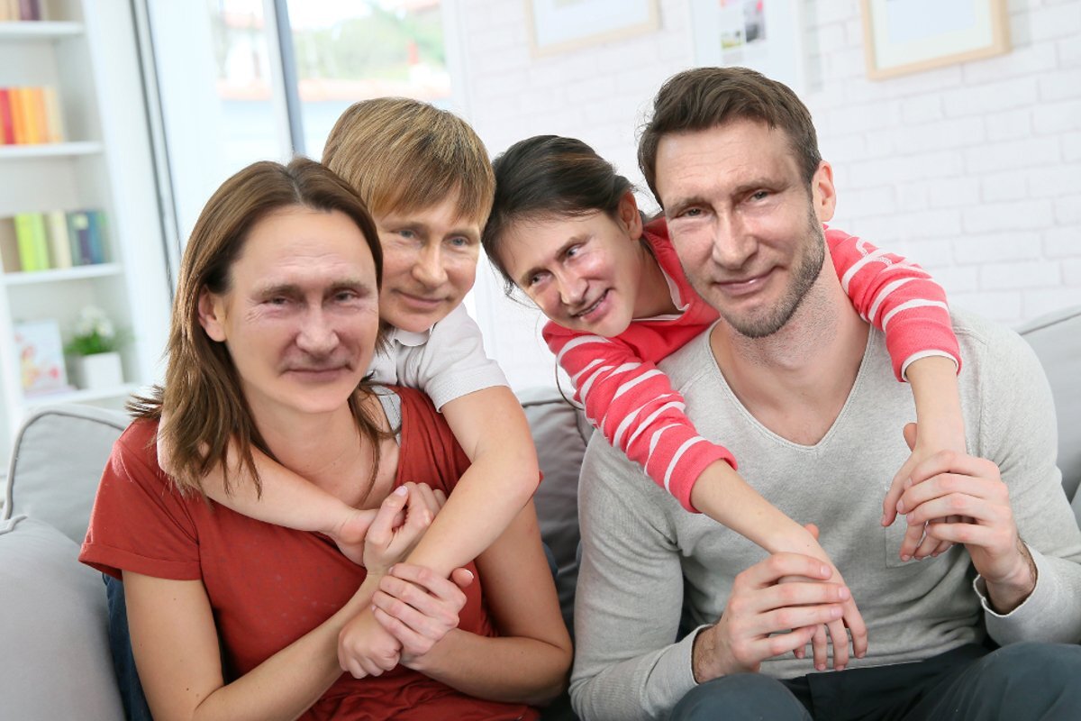 Юмористический эффект. Европейская семья Мем. После прививки прикол. После вакцинации мемы. Смешные лица всей семьей.
