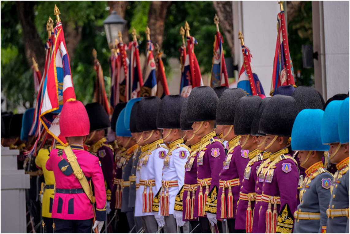 Видео парад в тайланде. Королевские гвардейцы Таиланда. Парадная форма Гвардейцев Таиланда. Парадная форма армии Тайланда. Военная форма Тайланда.