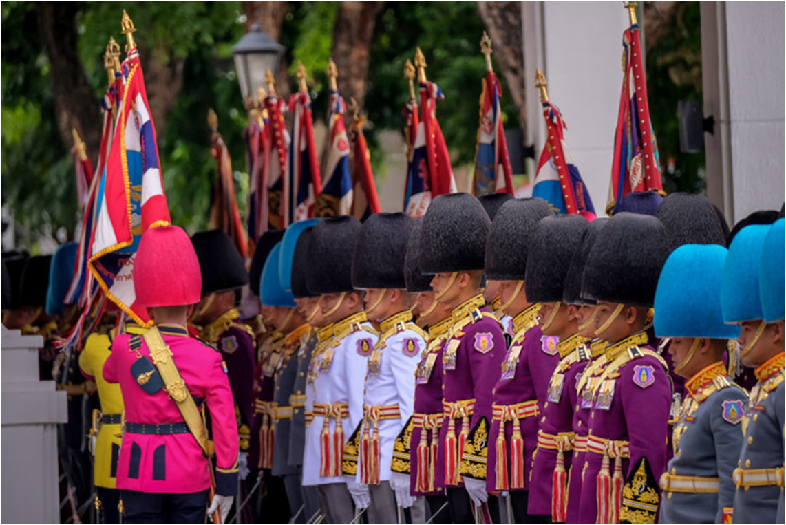 Thailand form. Военная форма Тайланда. Парадная форма Гвардейцев Таиланда. Армия Тайланда парадная форма. Форма армии Тайланда.