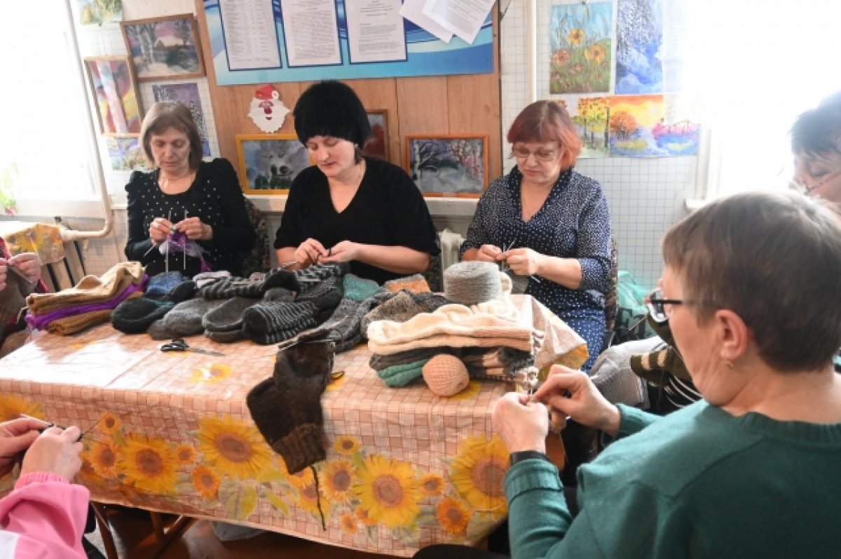    За пять месяцев волонтёры из Громадска – поселка в Красноярском крае - связали 190 пар тёплых носков, пуловер, жилет, четыре манишки.