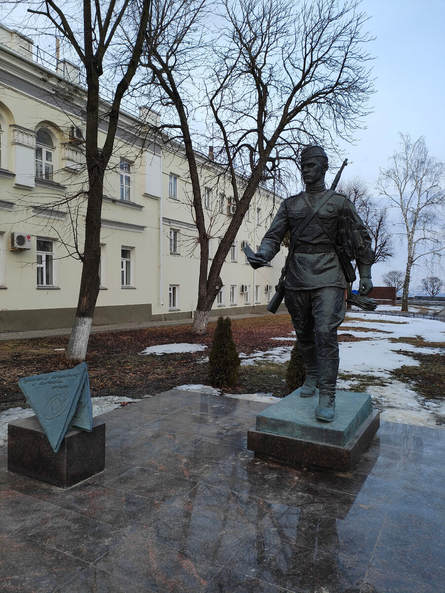 Памятник фронтовому почтальону 