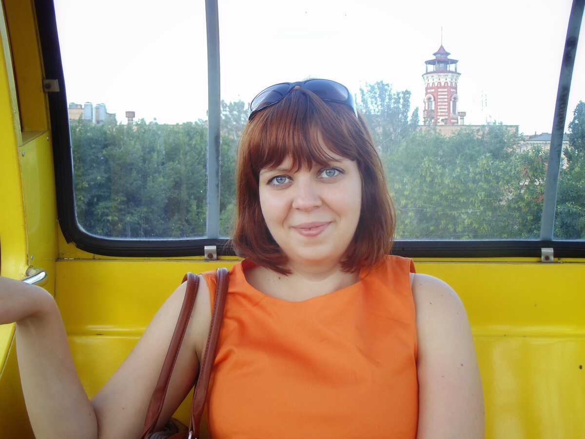 Фото  сделано на следующий год после ЧП, сестра уже не одна в кабинке, не так страшно)