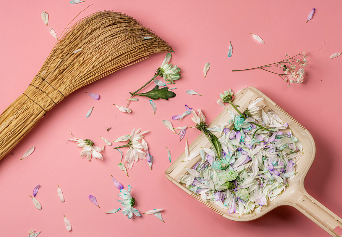     «Веник ставят ручкой вниз» и другие народные приметы про уборку