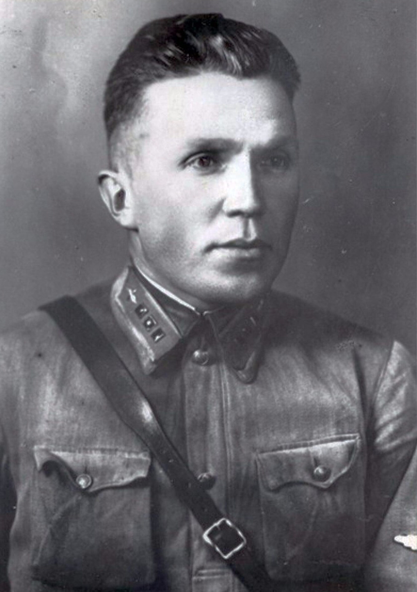 Николай Иванович Кузнецов (1911 — 1944) — советский разведчик и партизан, лично ликвидировавший 11 генералов и высокопоставленных чиновников оккупационной администрации нацистской Германии. Герой Советского Союза. На самом деле Кузнецоов не имел воинского звания, данная форма – часть "легенды", по которой Николай Кузнецов служил инженером-испытателем московского авиационного завода № 22. Март 1940 года