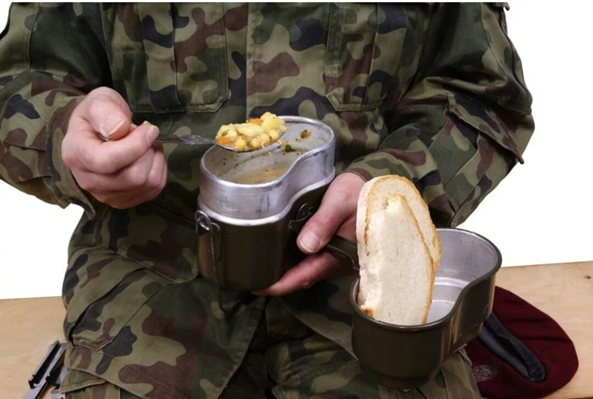 Котелок армейский Ратник. Еда в армейском котелке. Солдатский обед в полевых условиях. Армейский обед в полевых условиях. Как называется гнет