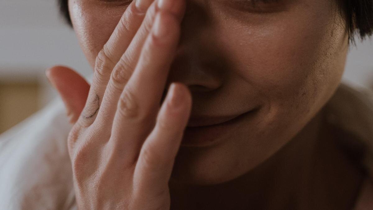    Девушка плачет и вытирает слезы:pexels.com
