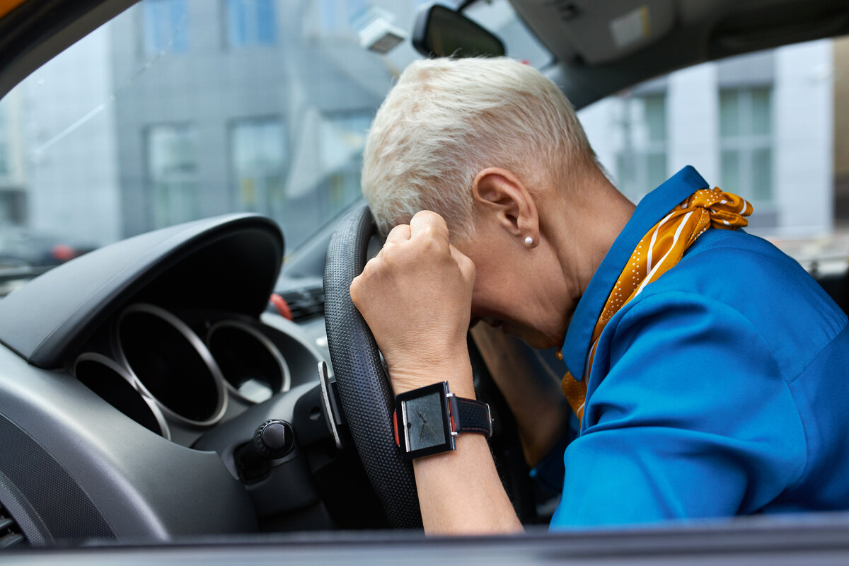 источник фото: <a href="https://ru.freepik.com/free-photo/side-view-of-unhappy-stressed-middle-aged-woman-squeezing-fists-and-resting-head-on-steering-wheel-stuck-in-traffic-jam-being-late-for-work-or-get-into-car-accident-sitting-in-driver-s-seat_11102054.htm#query=%D0%B0%D0%B2%D1%82%D0%BE%D0%BC%D0%BE%D0%B1%D0%B8%D0%BB%D1%8C%D0%BD%D0%B0%D1%8F%20%D0%BF%D1%80%D0%BE%D0%B1%D0%BA%D0%B0&position=18&from_view=search&track=ais">Изображение от karlyukav</a> на Freepik
